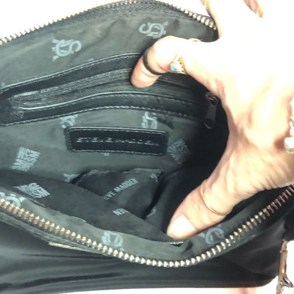 Steve Madden Bfarren cross body bag in black nylon with Detachable pouch - Picture 4 of 8